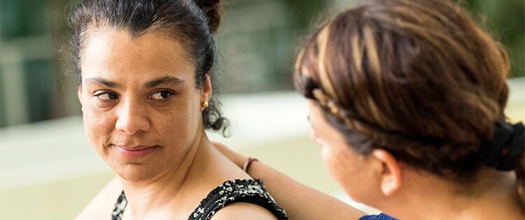 Una mujer consolando a otra mujer.